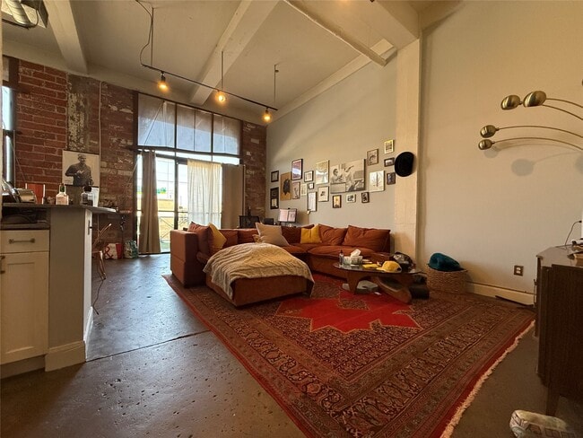 property at 915 N San Jacinto St