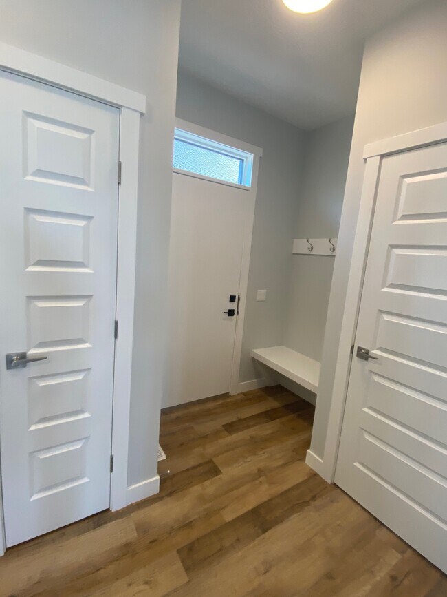 8049 Cedric Mah Rd in Edmonton, AB - Building Photo - Building Photo