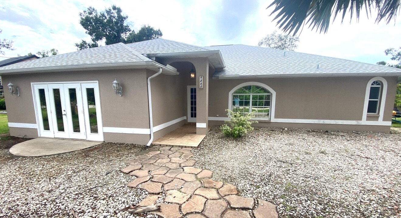 9260 Sedgefield Rd in North Fort Myers, FL - Building Photo