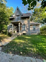 321 E Cross St in Ypsilanti, MI - Building Photo