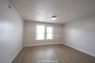 2211 E New York St, Unit B in Indianapolis, IN - Foto de edificio - Building Photo