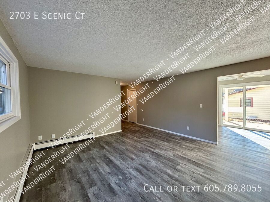 2703 E Scenic Ct in Sioux Falls, SD - Building Photo