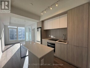 395 Square One Dr in Mississauga, ON - Building Photo - Building Photo