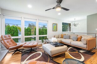 2404 SW 104th St in Seattle, WA - Building Photo