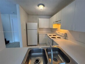 910 Cypress Way E in Palm Springs, FL - Building Photo - Building Photo