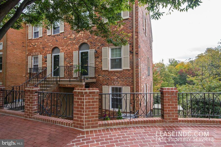 3299 Sutton Pl NW in Washington, DC - Building Photo