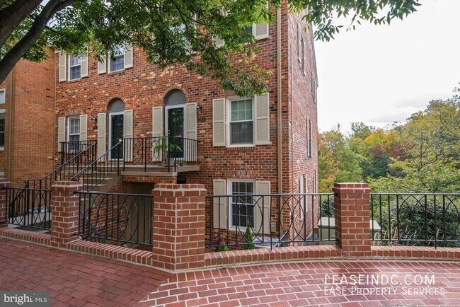 property at 3299 Sutton Pl NW
