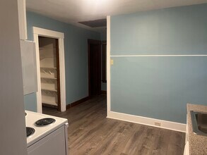 99 Putnam St, Unit Second floor in Bristol, CT - Foto de edificio - Building Photo