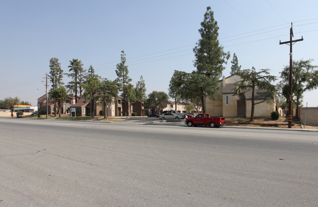 Pioneer Village Estates in Bakersfield, CA - Foto de edificio