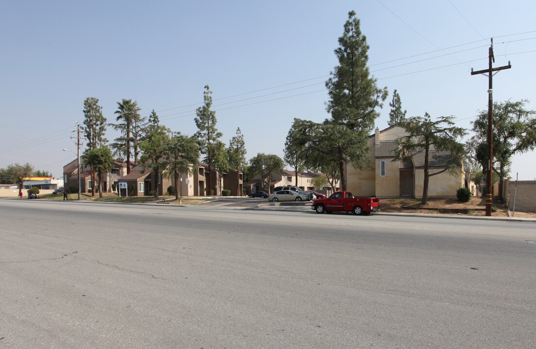 Pioneer Village Estates in Bakersfield, CA - Building Photo