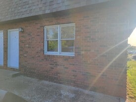 1207 Pine St in Lebanon, MO - Building Photo