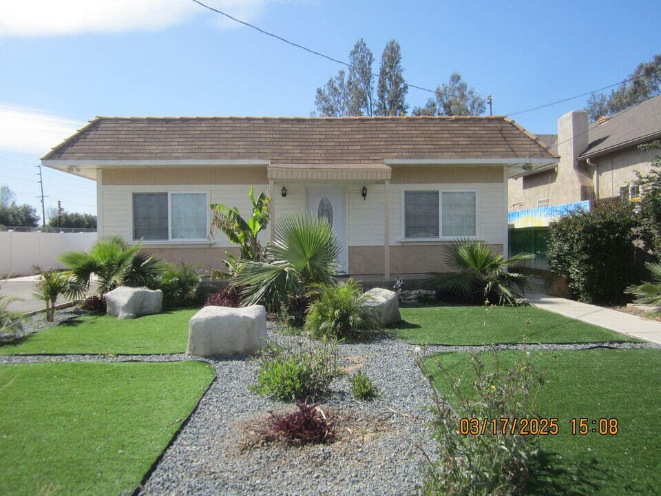 6391 Stearns St in Riverside, CA - Building Photo