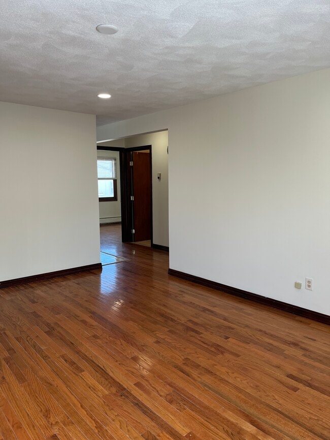 77 Star St, Unit 1 in Pawtucket, RI - Foto de edificio - Building Photo