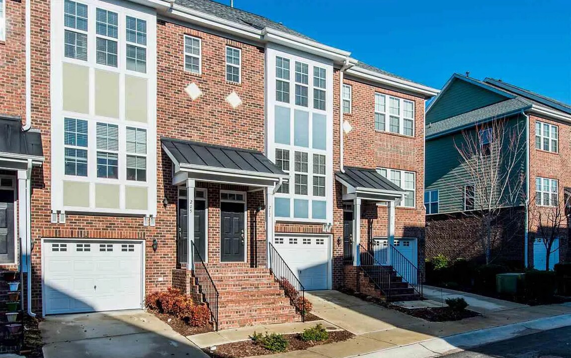 215 Dove Cottage Ln in Cary, NC - Building Photo