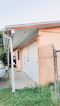 921 Joel Blvd in Lehigh Acres, FL - Foto de edificio - Building Photo