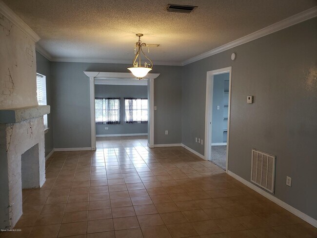1011 S Hopkins Ave in Titusville, FL - Building Photo - Building Photo