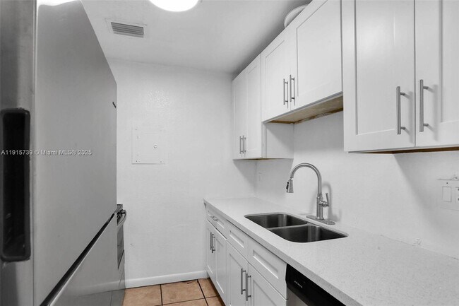 2719 NW 39th Terrace in Lauderdale Lakes, FL - Building Photo - Building Photo