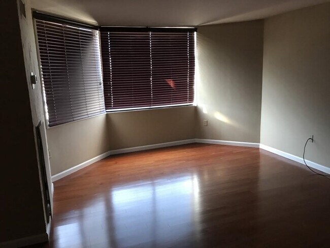 1040 Harmon Cove Tower in Secaucus, NJ - Building Photo - Building Photo