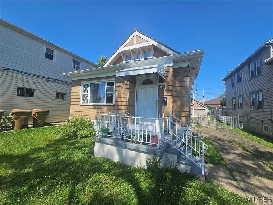 47 St James Rd in Cheektowaga, NY - Building Photo