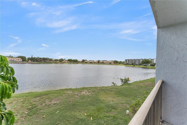 8560 N Sherman Cir in Miramar, FL - Building Photo - Building Photo