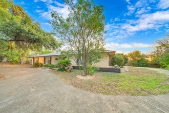605 Squires Row in San Antonio, TX - Foto de edificio - Building Photo