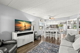 237 Woodlake Wynde in Oldsmar, FL - Foto de edificio - Building Photo