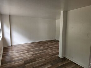 8 Bedford Dr in Wilmington, DE - Building Photo - Building Photo