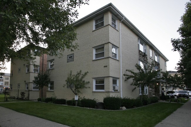 8708 Unit 3N West Berwyn Avenue in Chicago, IL - Building Photo - Building Photo