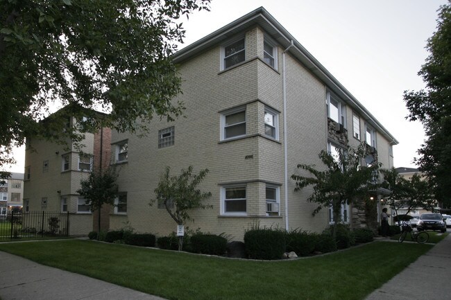 8708 Unit 3N West Berwyn Avenue in Chicago, IL - Foto de edificio - Building Photo