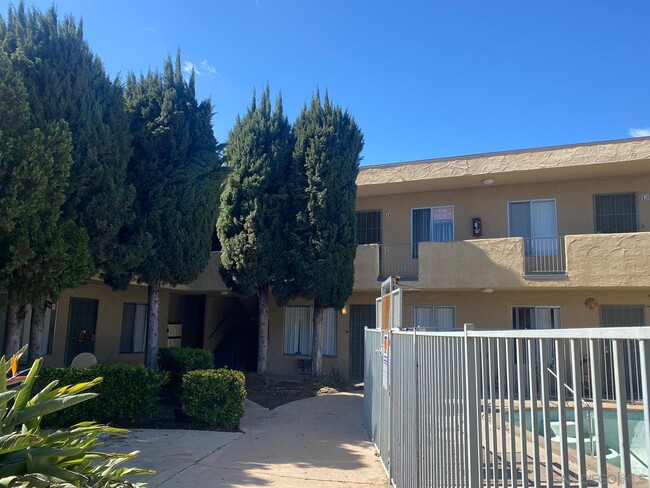 1259 E Ohio Ave in Escondido, CA - Foto de edificio - Building Photo
