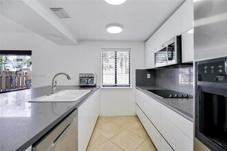 8236 NW 8th St in Miami, FL - Building Photo - Building Photo