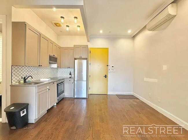 Myrtle Avenue, Unit 3E in Queens, NY - Foto de edificio - Building Photo