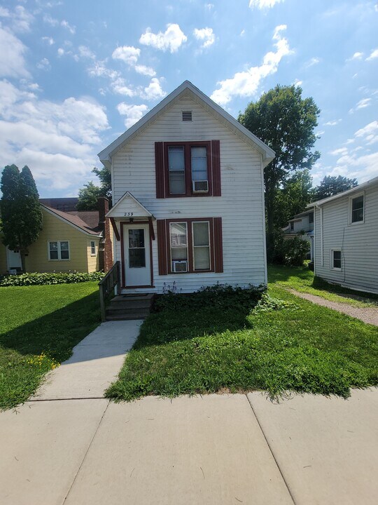 239 Chippewa St in Eau Claire, WI - Building Photo