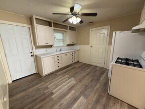2425 Bolivar St in Denton, TX - Building Photo - Building Photo