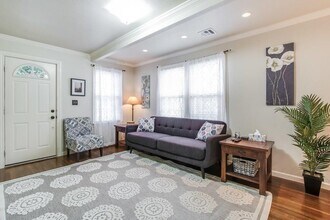 2404 Thornton Rd in Austin, TX - Building Photo - Building Photo