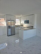 340 W 19th St-Unit -10 in Hialeah, FL - Building Photo - Building Photo