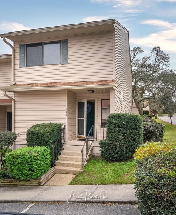 911 Brookside Ct in Pensacola, FL - Foto de edificio