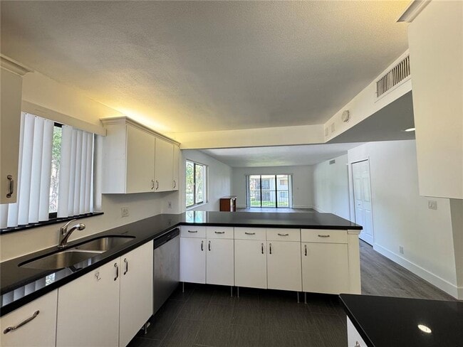 16215 Saddle Club Rd, Unit 201 in Weston, FL - Building Photo - Building Photo