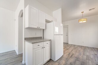 8715 Tomnitz Ave in Las Vegas, NV - Building Photo - Building Photo