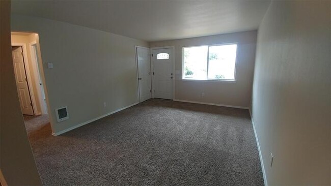 1439 E Dearborn Ave in Shelton, WA - Building Photo - Building Photo