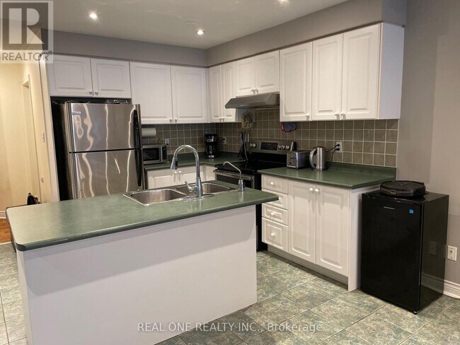96 Ruby Crescent in Richmond Hill, ON - Building Photo - Building Photo