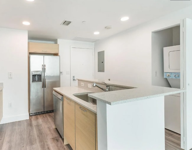 350 NE 24th St, Unit 908 in Miami, FL - Building Photo - Building Photo