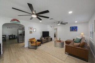 702 Gray St S in Gulfport, FL - Building Photo