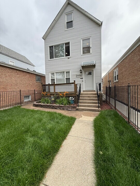 2446 N Luna Ave in Chicago, IL - Building Photo