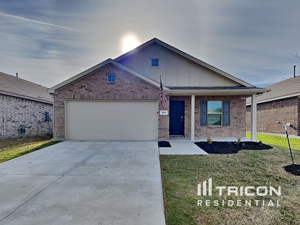 1103 Odlozil Ln in Ennis, TX - Foto de edificio