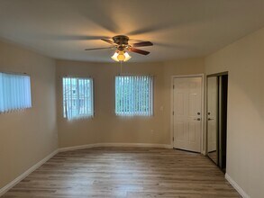 4433 3/4 Towne Ave in Los Angeles, CA - Foto de edificio - Building Photo