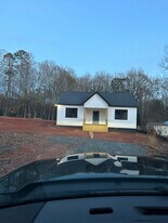 145 Highland Hills Dr in Campobello, SC - Building Photo