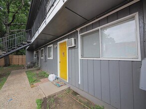 901 Springdale Rd in Austin, TX - Building Photo - Building Photo