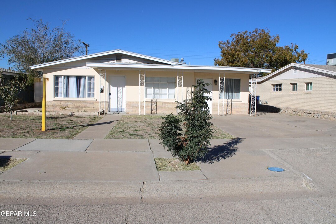 1405 Clausen Dr in El Paso, TX - Building Photo