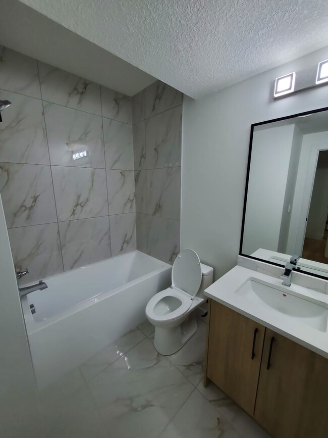 2028 164 St SW in Edmonton, AB - Building Photo - Building Photo